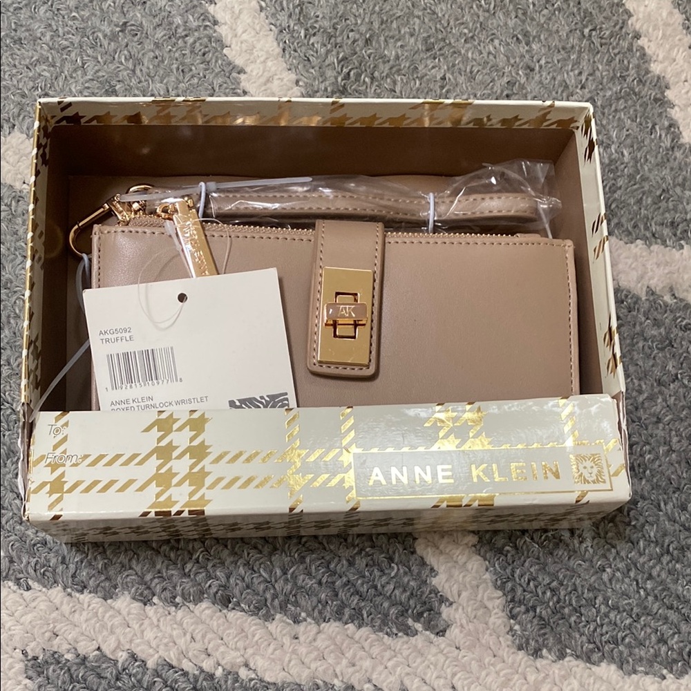 NWT Anne Klein Beige Turnlock Wristlet Purse